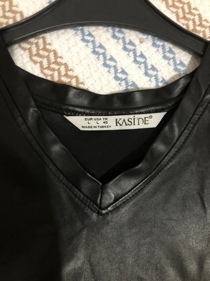 Deri Siyah V Yaka Kısa Kollu Bluz - Görsel 2