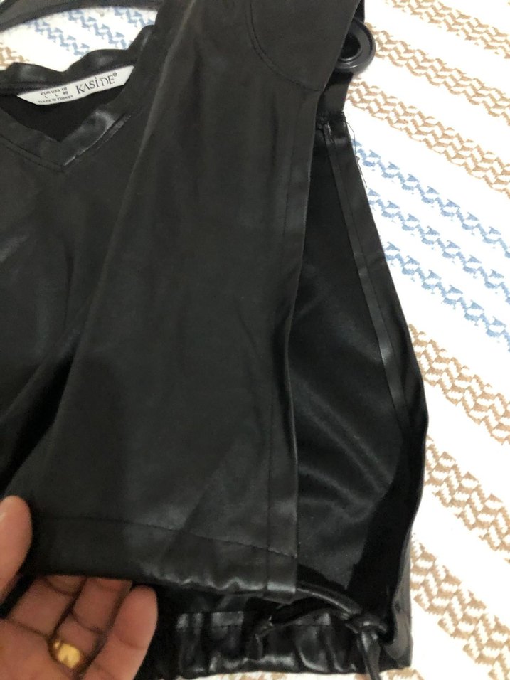 Deri Siyah V Yaka Kısa Kollu Bluz - Görsel 4