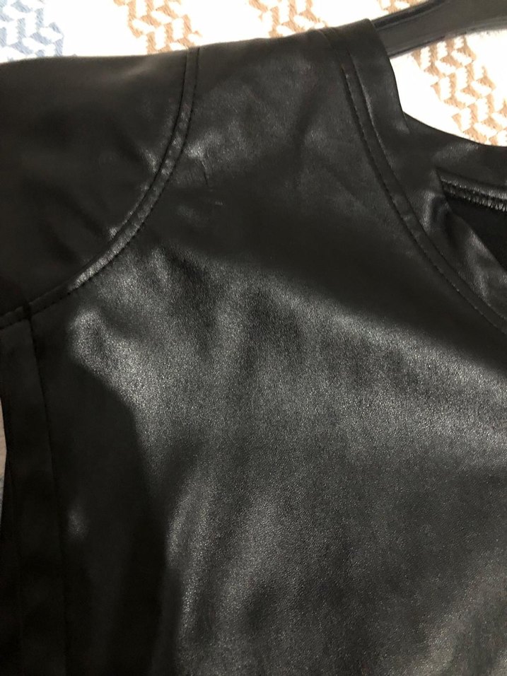 Deri Siyah V Yaka Kısa Kollu Bluz - Görsel 3
