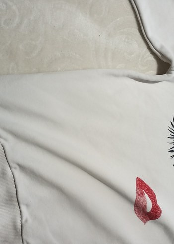 Gri Kirpik ve Kırmızı Dudak Baskılı Tişört - Görsel 6