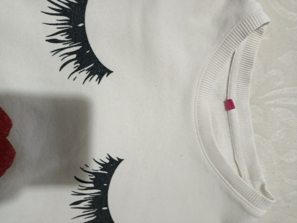 Gri Kirpik ve Kırmızı Dudak Baskılı Tişört - Görsel 2