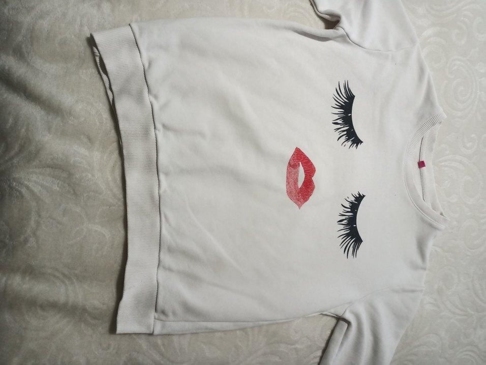 Gri Kirpik ve Kırmızı Dudak Baskılı Tişört - Görsel 5