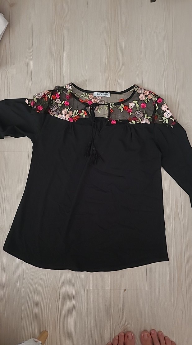 Nakışlı V Yaka Siyah Mini Bluz - Görsel 2