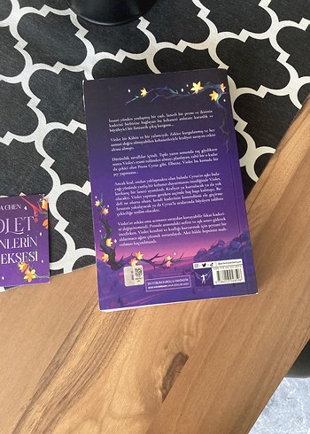 Violet Dikenlerin Menekşesi Roman