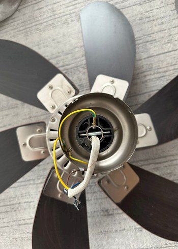 Beyaz Gövdeli Siyah Kanatlı Tavan Vantilatörü - Görsel 2