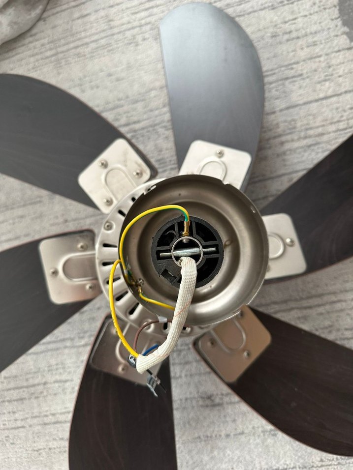 Beyaz Gövdeli Siyah Kanatlı Tavan Vantilatörü - Görsel 2