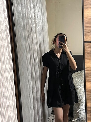 Düğmeli siyah elbise