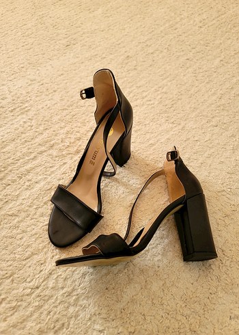 Siyah Topuklu Kadın Ayakkabı - Görsel 3