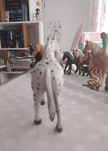  Beden Gri Noktalı schleich At Figürü