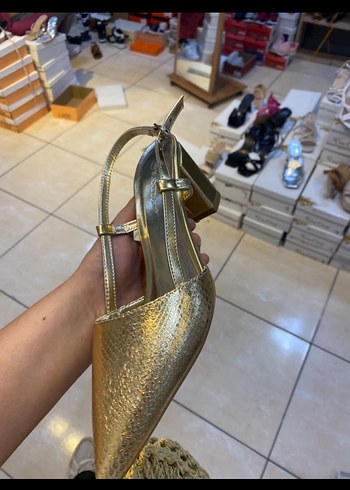 Altın Renkli Kemerli Stiletto Kadın Abiye Ayakkabı