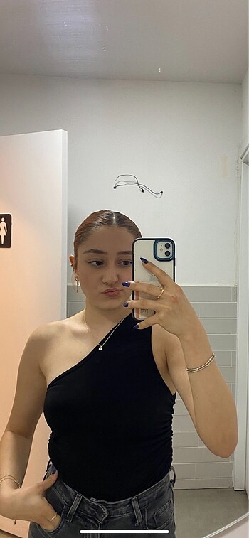 s Beden milla tek omuz siyah bluz
