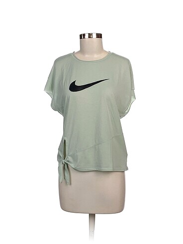 Nike T-shirt %70 İndirimli.