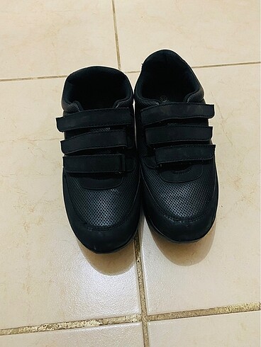 38 Beden siyah Renk Kalın tabanlı spor ayakkabısı