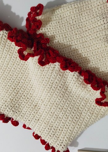 Kırmızı Fırfırlı El Örgüsü Atkı - Görsel 3