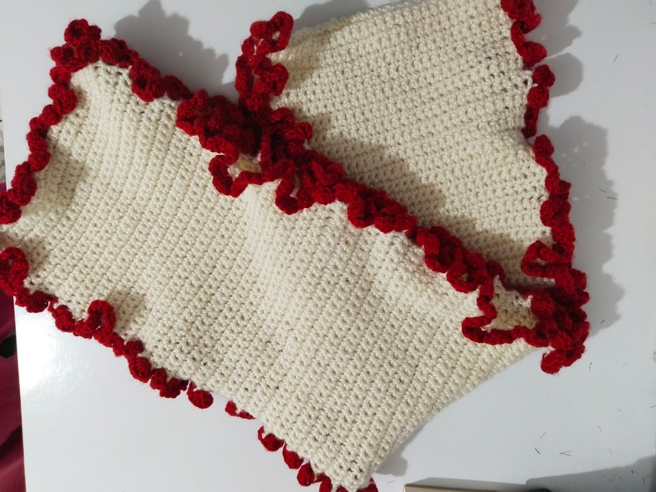 Kırmızı Fırfırlı El Örgüsü Atkı - Görsel 3