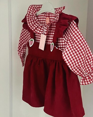 Kırmızı çilekli elbise