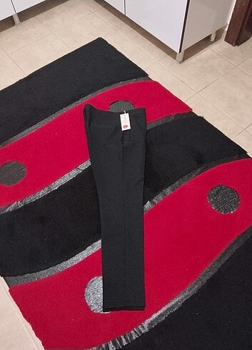 Etiketli pantolon 