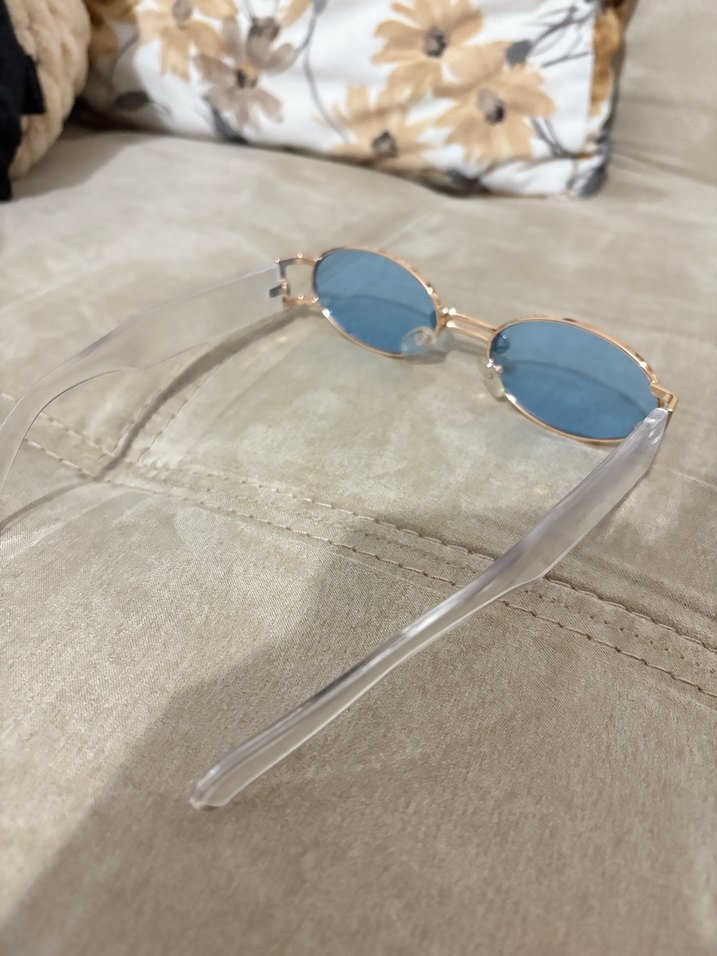 Şeffaf Çerçeveli Mavi Kadın Güneş Gözlüğü - Görsel 3