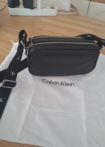 Calvin Klein Siyah Baskılı capraz Çanta