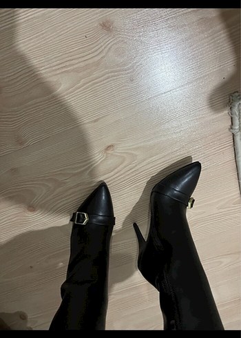 Siyah Deri Tokalı İnce Topuklu Kadın Bot