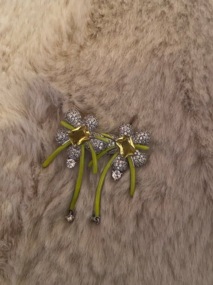 Uzun Gri İşlemeli Kürklü Kadın Küpeler - Görsel 2