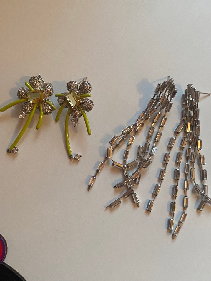 Uzun Gri İşlemeli Kürklü Kadın Küpeler - Görsel 5