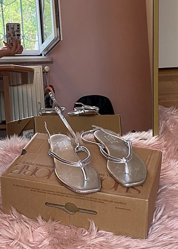 Gümüş Metal Tokalı İnce Topuklu Kadın Sandalet