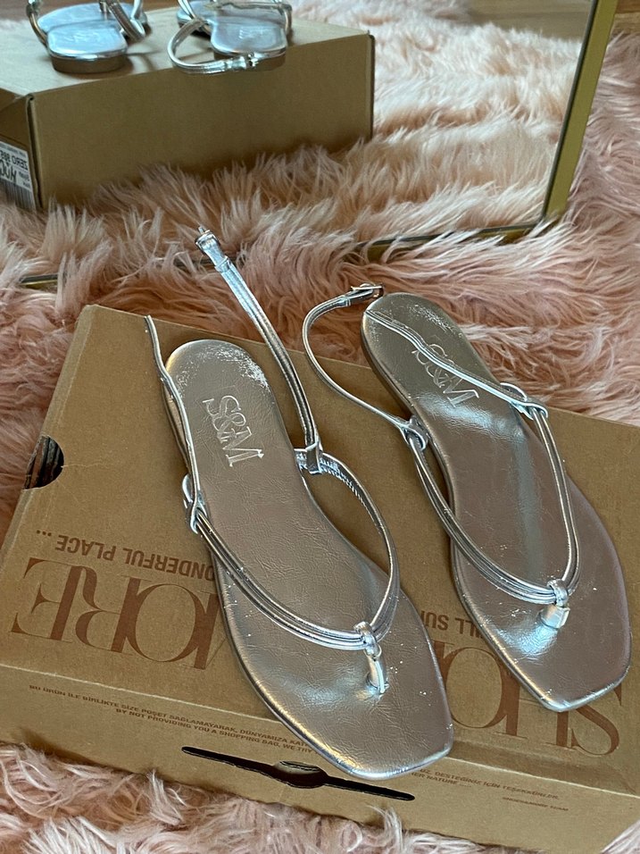 Gümüş Metal Tokalı İnce Topuklu Kadın Sandalet - Görsel 5