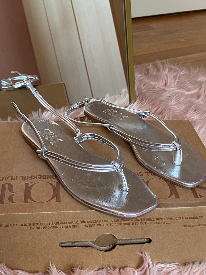 Gümüş Metal Tokalı İnce Topuklu Kadın Sandalet - Görsel 4