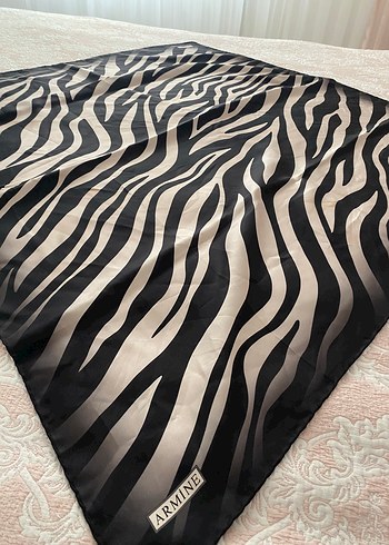 Armine Zebra Desenli İpeksi Kare Fular