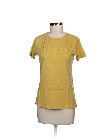 Guess T-shirt %70 İndirimli.