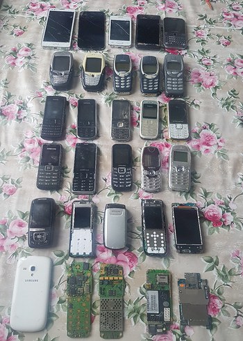 Çeşitli Model Eski Telefonlar ve Parçaları - Görsel 2