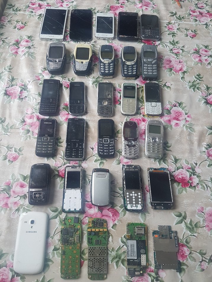 Çeşitli Model Eski Telefonlar ve Parçaları - Görsel 2