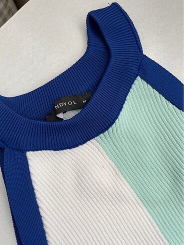 m Beden Trendyolmilla crop renk bloklu bluz
