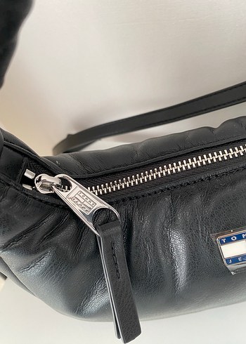 Tommy Hilfiger Siyah Deri Mini Hobo Çanta - Görsel 3