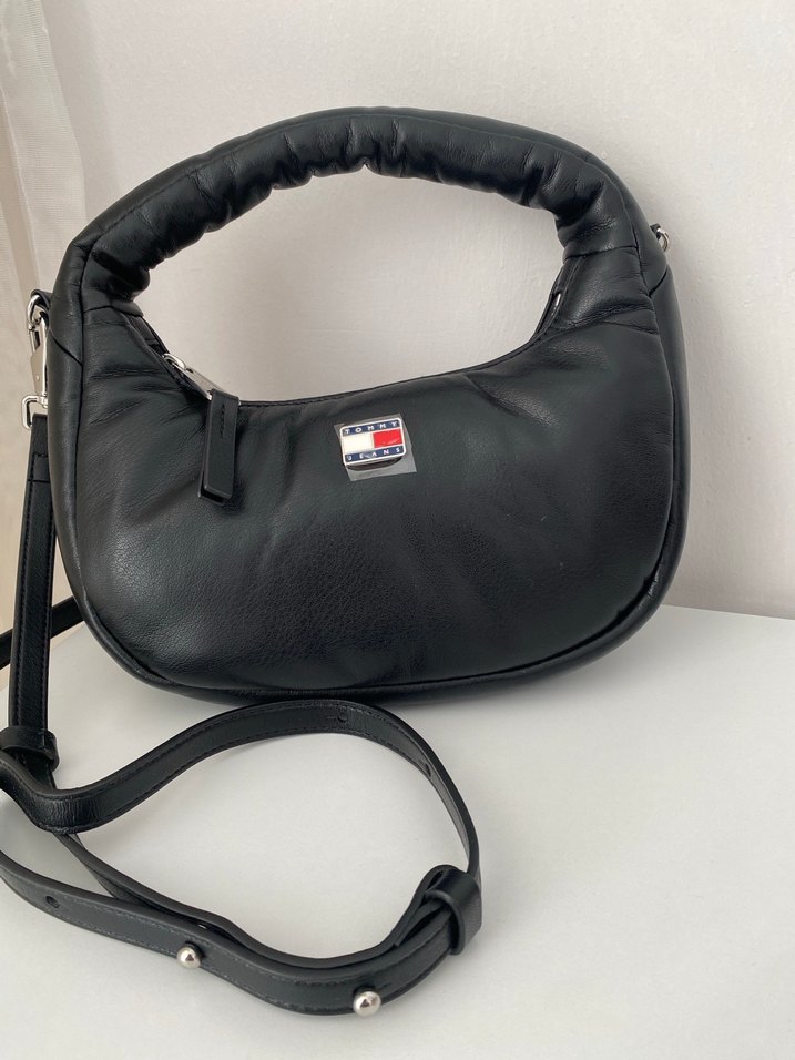 Tommy Hilfiger Siyah Deri Mini Hobo Çanta - Görsel 4