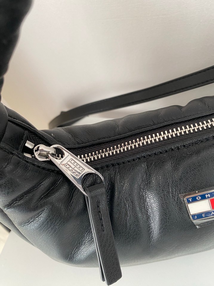 Tommy Hilfiger Siyah Deri Mini Hobo Çanta - Görsel 3