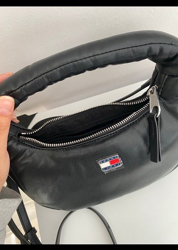 Tommy Hilfiger Mini Siyah Deri Hobo Çanta - Görsel 3