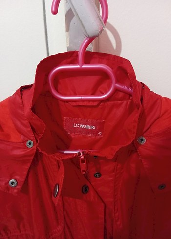 Kadın Kırmızı Düğmeli Midi Yağmurluk - Görsel 3