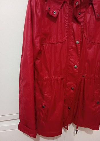 Kadın Kırmızı Düğmeli Midi Yağmurluk - Görsel 2