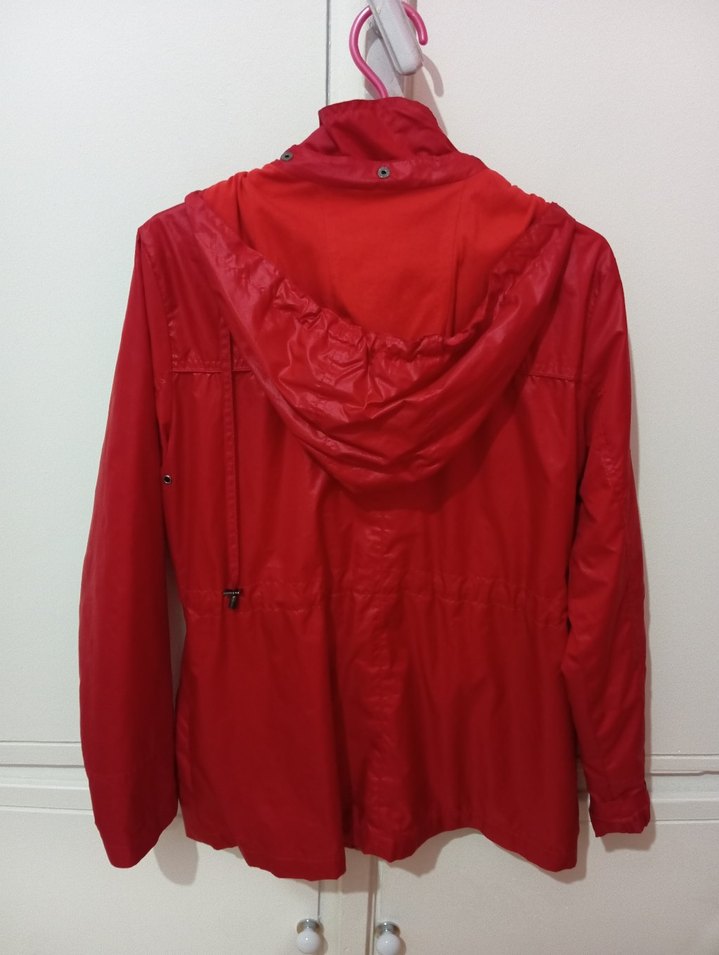 Kadın Kırmızı Düğmeli Midi Yağmurluk - Görsel 4