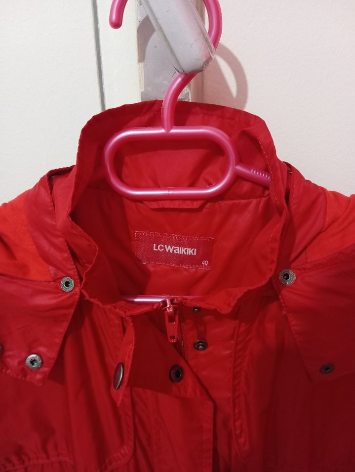 Kadın Kırmızı Düğmeli Midi Yağmurluk - Görsel 3