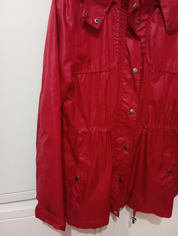 Kadın Kırmızı Düğmeli Midi Yağmurluk - Görsel 2