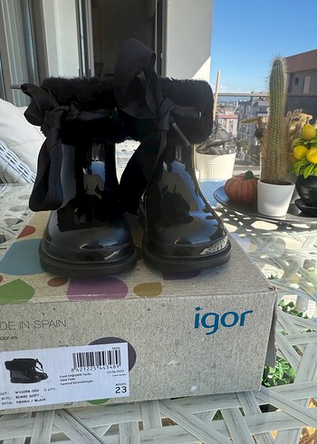 Siyah Rugan Fırfırlı Yüksek Topuklu Kadın Bot