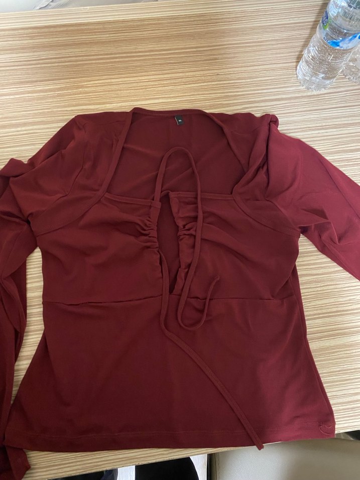 Bordo V Yakalı Drapeli İnce Askılı Bluz - Görsel 3