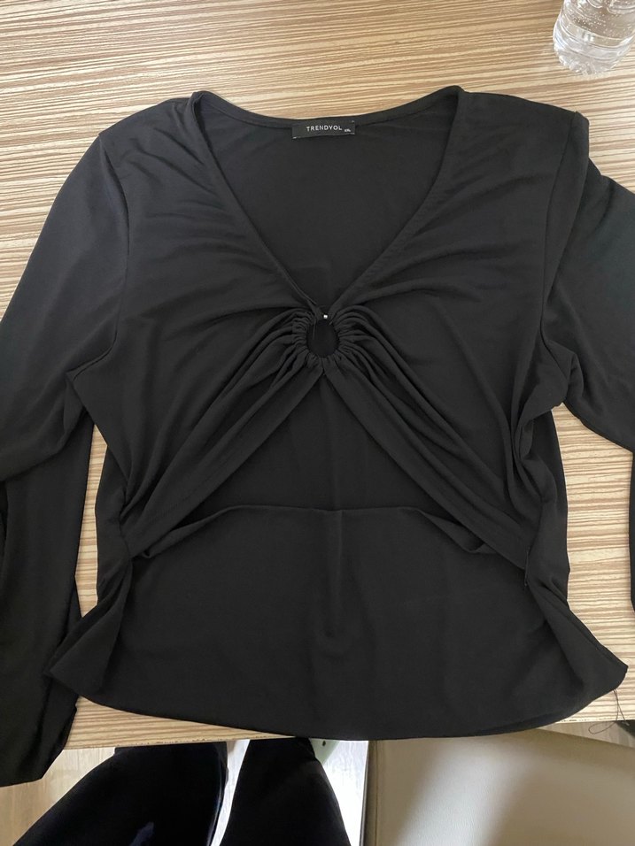 Zincir Detaylı Siyah V Yaka Kadın Bluz - Görsel 2