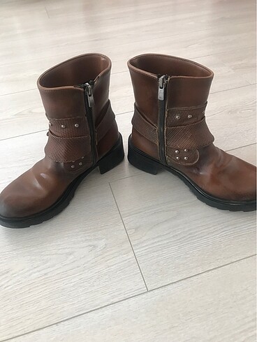 Diğer Kız botu