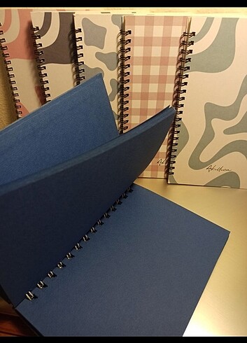 Mavi sayfalı kalın defter