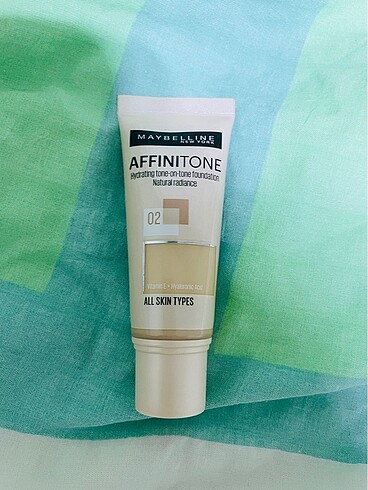 Maybelline affinitone fondöten 02