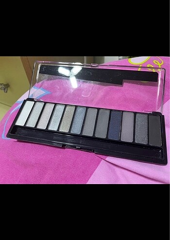 Gothic Gotik Rimmel london magnif eyes